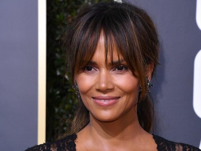 Halle Berry memiliki kulit cokelat yang selalu terlihat segar dan glowy. David Bank, pendiri dan direktur Pusat Dermatologi, Kosmetik dan Laser mengatakan kalau kulit mulus dan awet muda Halle didapat karena ia selalu memakai sunscreen, rajin perawatan di rumah dan mungkin sedikit Botox di beberapa area wajah. Foto: Getty Images