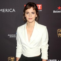 Selain acak, poninya juga terlihat tidak rata dan ditata menyamping. Foto: Getty Images