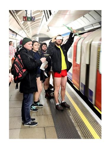 Ada-ada Saja, London Punya Tradisi Hari Tak Pakai Celana di Kereta