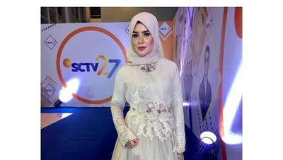 Foto: Manisnya Aldila Jelita, Istri Indra Bekti dengan Gaya Hijab Simpel