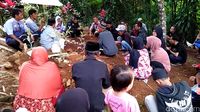 Tangis Haru Iringi Pemakaman Bayi di Sukabumi yang Diracun Ayah