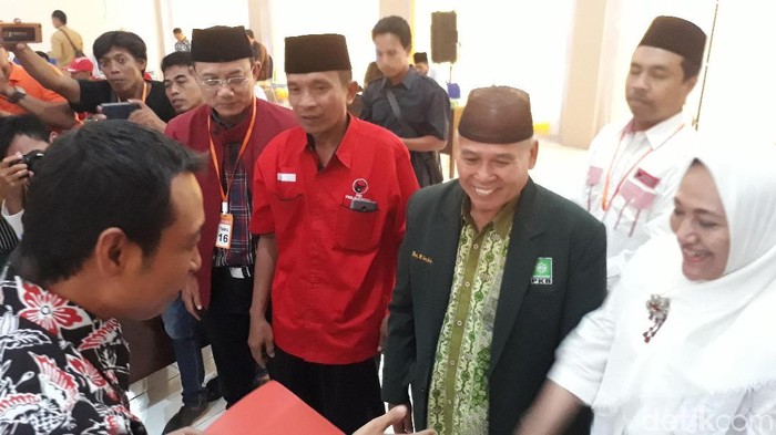 Daftar ke KPUD, Anna-Wawan Diarak Reog dan Barongsai