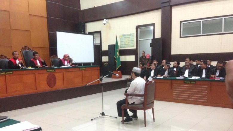 Didampingi Pengacara, Jonru Jalani Sidang Dakwaan Didampingi Pengacara, Jonru Jalani Sidang Dakwaan