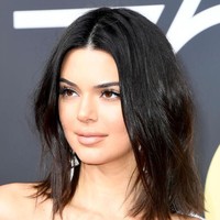 Tatanan rambut Kendall Jenner terbilang simpel. Rambut berpotongan bob rata ditata messy look yang makin memperlihatkan keseksiannya. Foto: Getty Images