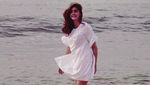 Foto: Biby Alraen, Istri Rifky Balweel yang Suka Pantai