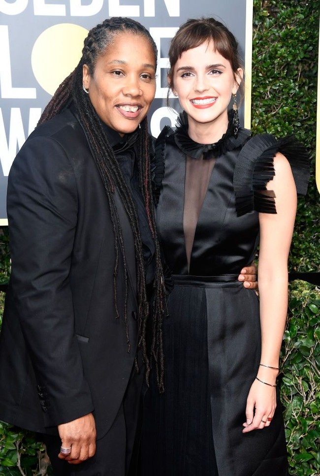 Disanggul sederhana, Emma Watson kembali menata poni pendeknya ke samping dan membiarkan beberapa helai rambutnya jatuh membingkai wajah. Foto: Getty Images