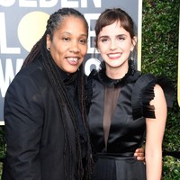 Disanggul sederhana, Emma Watson kembali menata poni pendeknya ke samping dan membiarkan beberapa helai rambutnya jatuh membingkai wajah. Foto: Getty Images