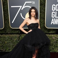 Untuk pertama kalinya, Kendall Jenner hadir di Golden Globes 2018. Foto: Getty Images