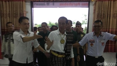 Gaya Jokowi Pakai Busana Adat Pulau Rote