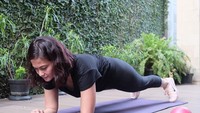 Plank menjadi pilihan olahraga Ersa Mayori saat berada di rumah. (Foto: instagram/ersamayori)