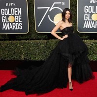 Kendall Jenner juga memamerkan kaki jenjangnya saat berpose di depan pewarta foto. Foto: Getty Images