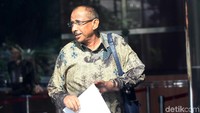 Djamal Aziz meninggalkan gedung KPK, Jakarta Selatan usai menjalani pemeriksaan.