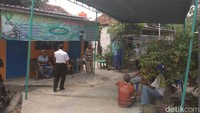 Memang selama ini dia tak pernah komunikasi intens dengan kami. Apalagi akhir-akhir ini malah jarang berkabar dengan kami, tutur paman korban, Sarwo saat ditemui di rumahnya, Senin (8/1/18) siang. (Foto: Arif Syaefudin/detikcom)
