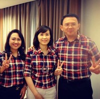 Ahok dan Veronica Tan tampil kompak dengan baju merah kotak-kotak yang merupakan identitas khas mantan Gubernur DKI itu saat kampanye bersama wakilnya, Djarot Saiful Hidayat. Foto: Dok. Instagram, Detikcom