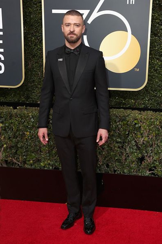 Justin Timberlake mengenakan busana serba hitam di Golden Globes 2018. Menunjukkan solidaritasnya pada korban pelecehan seksual di industri Hollywood, Justin pun mengenakan pin TIMES UP. Foto: Getty Images