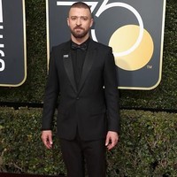 Justin Timberlake mengenakan busana serba hitam di Golden Globes 2018. Menunjukkan solidaritasnya pada korban pelecehan seksual di industri Hollywood, Justin pun mengenakan pin TIMES UP. Foto: Getty Images