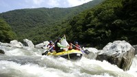 Rafting. Sangat bergantung dengan kondisi sungai yang dilewati, Rafting juga masuk salah satu olahraga paling esktrem. (Chung Sung-Jun/Getty Images)