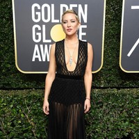 Gaun menerawang Valentino menyempurnakan gaya seksi aktris Kate Hudson yang tampil perdana dengan rambut cepaknya. (Foto: Getty Images)