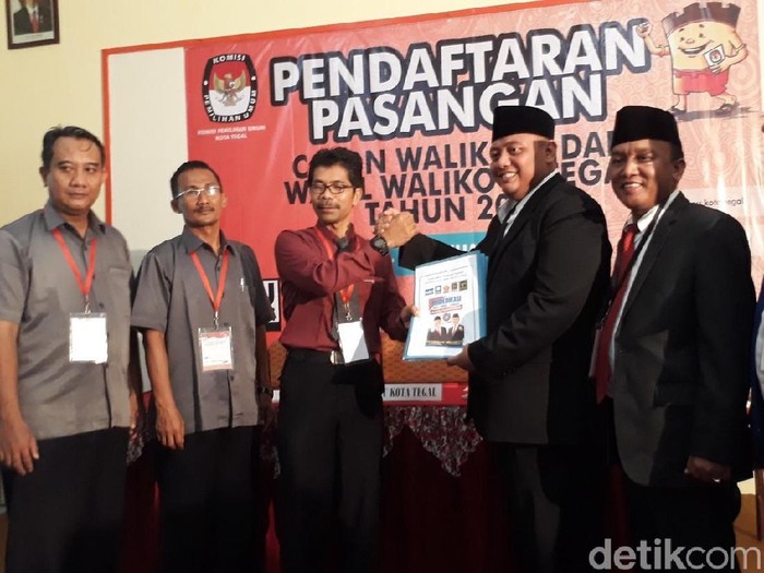 Dedy Yon Supriyono-M. Jumadi mendaftarkan diri di KPU Kota Tegal
