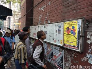 Warga Kolkata Masih Baca Majalah Dinding Lho!