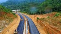 Proyek pelebaran jalan Nanga Badau-Lanjak memiliki nilai kontrak sekitar Rp 284 miliar yang berasal dari dana APBN. Proyek ini ditangani oleh PT Brantas Abipraya (Persero). Proyek ini akan diserahterimakan 24 November 2018. Pool/PUPR.