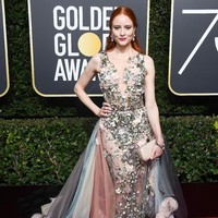 Model Jerman Barbara Meier juga tak mengenakan hitam. Namun, bukan warnanya yang menjadi masalah melainkan dekorasi fringe yang terlalu berlebihan. (Foto: Frazer Harrison/Getty Images)