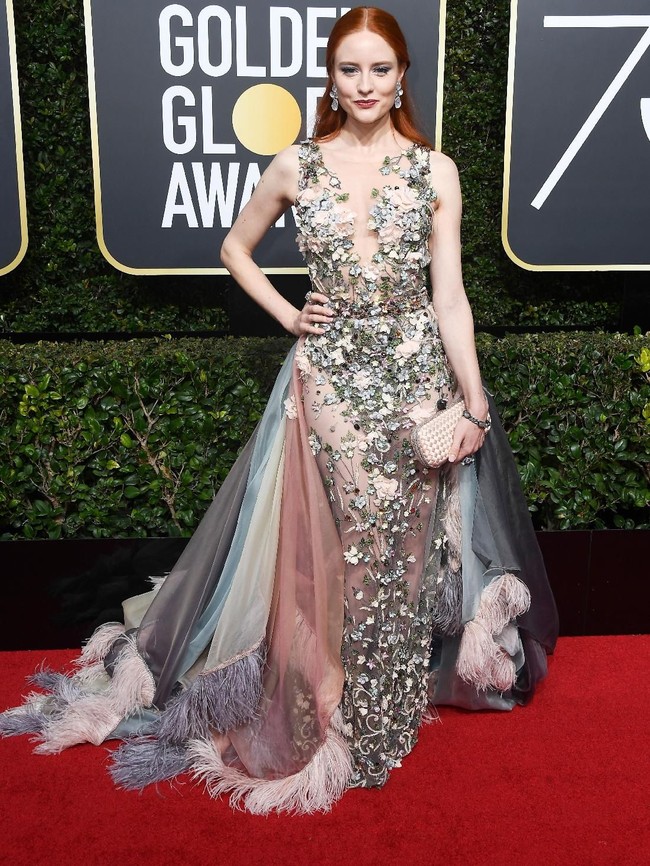 Model Jerman Barbara Meier juga tak mengenakan hitam. Namun, bukan warnanya yang menjadi masalah melainkan dekorasi fringe yang terlalu berlebihan. (Foto: Frazer Harrison/Getty Images)