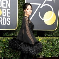 Hadir sebagai presenter, Angelina Jolie anggun dalam balutan gaun beraksen bulu dari rumah mode YSL. (Foto: Getty Images)