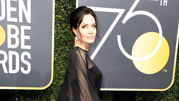 Foto: 10 Selebriti Berbusana Terbaik di Golden Globes 2018