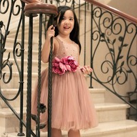 Putri Nia Ramadhani, Mikhayla Zalindra Bakrie ini tak kalah stylish dengan ibunya. Anak Nia dan Ardie Bakrie ini juga jago berpose di kamera. Dia pun menjadi model brand busana yang didirikan oleh sang ibu. Foto: Instagram