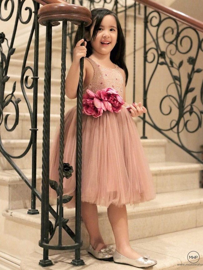 Putri Nia Ramadhani, Mikhayla Zalindra Bakrie ini tak kalah stylish dengan ibunya. Anak Nia dan Ardie Bakrie ini juga jago berpose di kamera. Dia pun menjadi model brand busana yang didirikan oleh sang ibu. Foto: Instagram