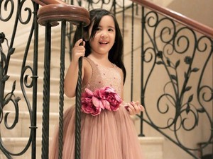 Anak Nia Ramadhani Jadi Flower Girl, Penampilan Cantiknya Jadi Sorotan