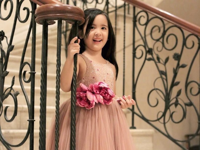 Anak Artis Indonesia yang Bergaya Paling Stylish Mikhayla Zalindra Bakrie