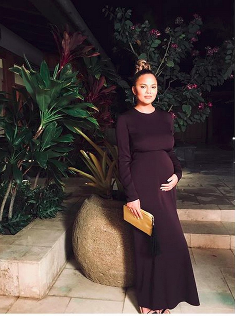 Baby Bump Mulai Kelihatan, Chrissy Teigen Makin Cantik