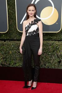 Cara Pintar 5 Artis Tampil Beda dengan Baju Hitam di Golden Globes 2018