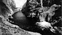 Ini adalah Hoover Dam di Nevada, Arizona, Amerika Serikat. Bendungan ini dibuat saat pemerintahan Presiden Franklin D. Roosevelt pada 1935. Pengerjaannya mampu menyerap ratusan ribu tenaga kerja. Istimewa/Unintech
