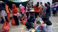 Lagi, sejumlah warga terlihat sangat semringah usai membeli sembako murah lewat KJP.