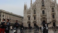 Banyak wisatawan yang datang dan berfoto di depan katedral. Kapan lagi bisa berfoto di depan katedral yang pembangunannya memakan waktu 600 tahun (Erwin/detikTravel)