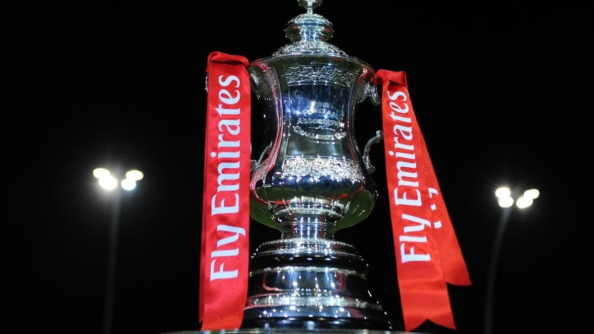 Trofi Piala FA yang malam ini diperebutkan Chelsea dan Liverpool. Foto: Nathan Stirk/Getty Images