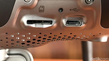 Port SD Card dan microUSB. Foto: Adi Fida Rahman/detikINET
