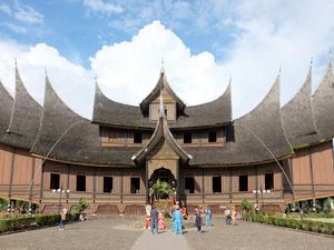 Terpesona Megahnya Istano Basa Pagaruyung