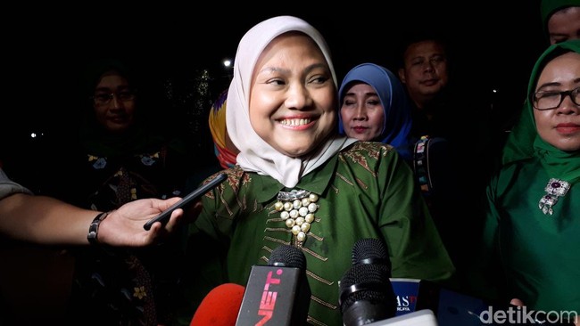 Selain Khofifah, sosok berhijab di laga Pilkada adalah Ida Fauziah. Calon Wakil Gubernur Jawa Tengah ini mendampingi Sudirman Said. Gaya hijab Ida tak jauh berbeda dari Khofifah. Foto: Audrey/detikcom