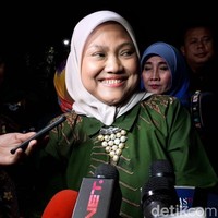 Selain Khofifah, sosok berhijab di laga Pilkada adalah Ida Fauziah. Calon Wakil Gubernur Jawa Tengah ini mendampingi Sudirman Said. Gaya hijab Ida tak jauh berbeda dari Khofifah. Foto: Audrey/detikcom