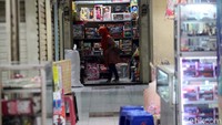 Sebagian pedagangan lainnya masih bertahan di Pasar Gembrong.
