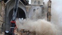 Gereja ini dibongkar hanya demi perluasan tambang batubara. Wolfgang Rattay/Reuters.