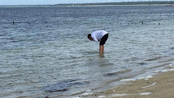 Foto: Di sela kunjungan kerjanya ke Pulau Rote, Presiden Jokowi menyempatkan berjalan-jalan menyusuri Pantai Nemberala. Tak hanya itu, Presiden Jokowi juga membasuh mukanya dengan air laut di ujung paling selatan Indonesia. (Ray Jordan/detikcom)