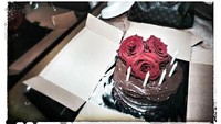 Di ulang tahun suaminya yang ke 38, Ashraf Sinclair, pelantun Aku Wanita ini juga membuat cake homemade buatannya sendiri. Dengan desain sederhana, terlihat cake cokelat ini diberi topping bunga berwarna merah. Wow! Foto: Instagrambclsinclair
