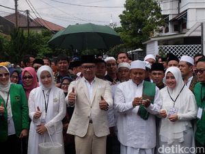 Jalan Kaki Menuju KPU, Ridwan Kamil-Uu Terus Tebar Senyum
