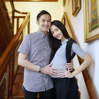 Tujuh tahun menikah, pasangan Ririn Dwi Aryanti dan Aldi Bragi  telah dikaruniai dua orang putri. Kini, keduanya tengah menantikan kehadiran anggota keluarga baru di tahun 2018 ini. (Foto: Instagram)