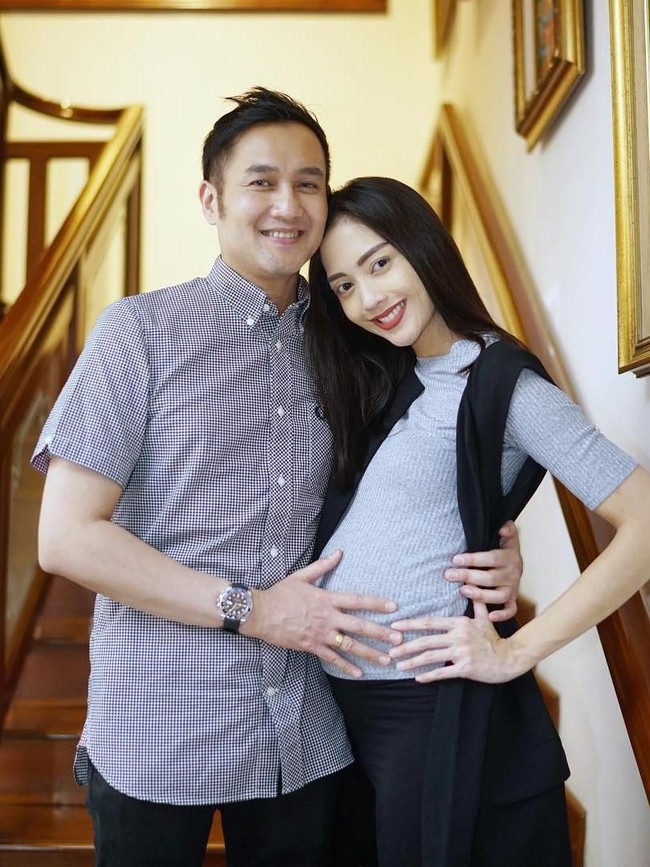 Tujuh tahun menikah, pasangan Ririn Dwi Aryanti dan Aldi Bragi  telah dikaruniai dua orang putri. Kini, keduanya tengah menantikan kehadiran anggota keluarga baru di tahun 2018 ini. (Foto: Instagram)